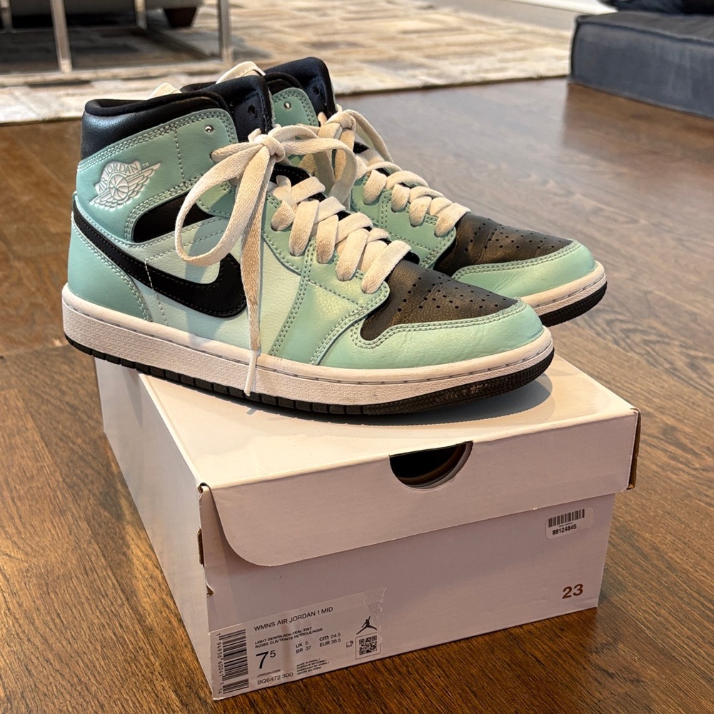Air Jordan 1 Mid